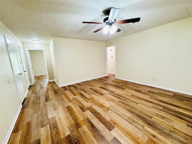 Building Photo - 2523 Woodbough Dr