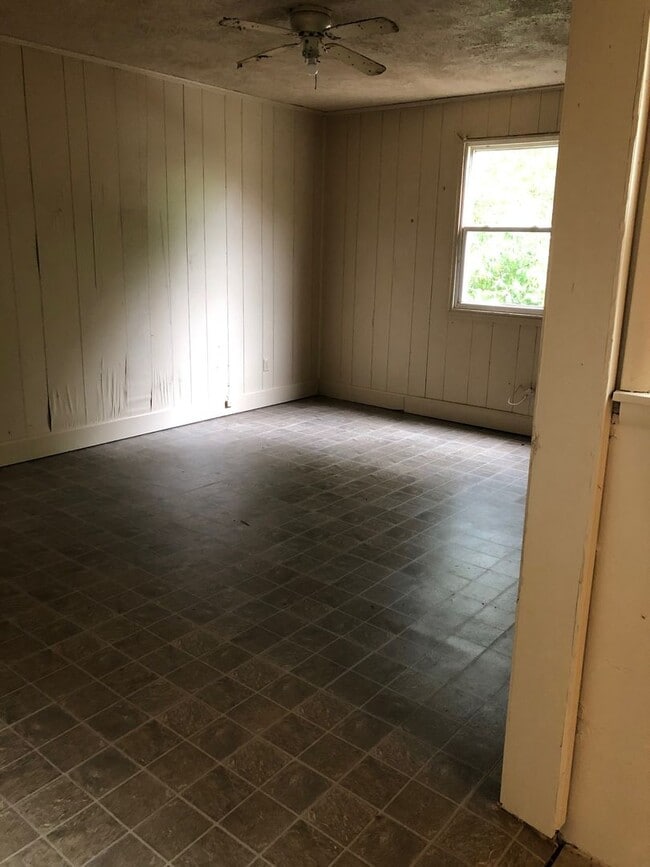 Building Photo - Three bedroom plus den, could be fourth bedroom