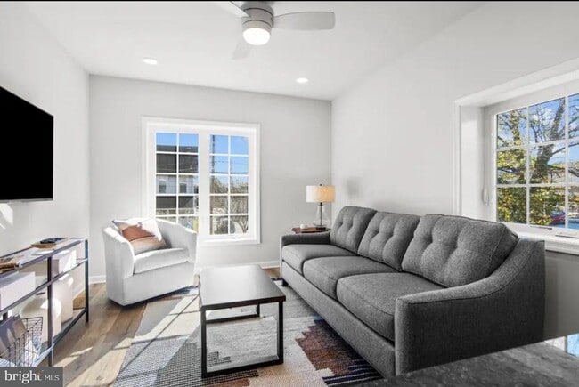 Building Photo - 215 E Linden St