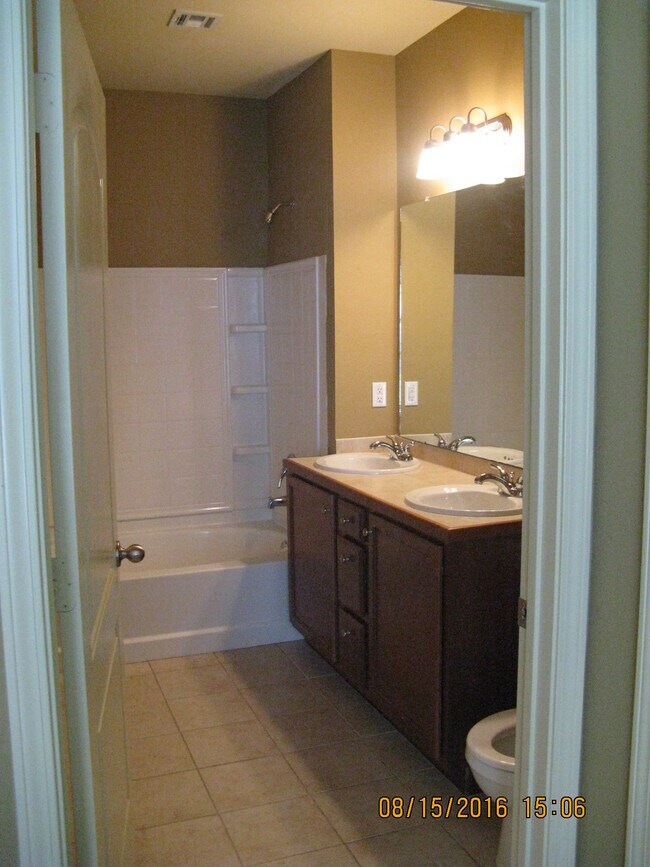 downstairs bath - 43215 Creek Cir