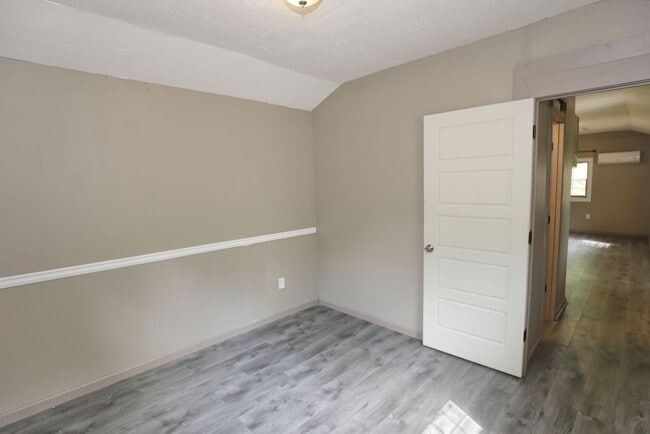 Building Photo - 1  BEDROOM AND 1 BATH TINY HOME / ALL UTIL...