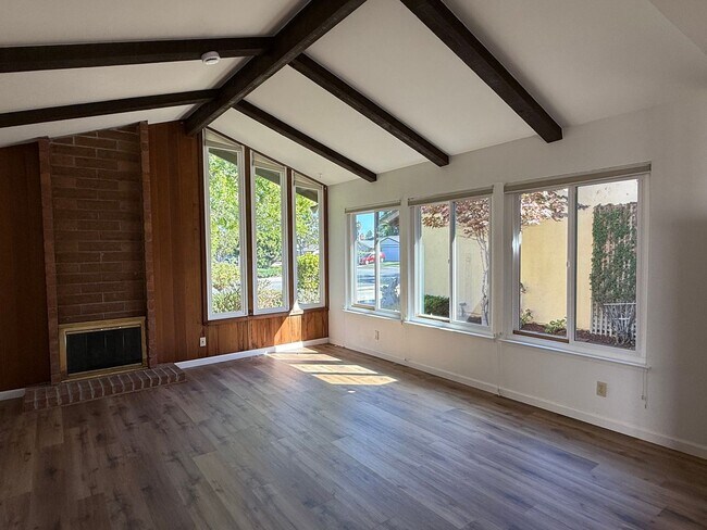 Foto del edificio - Sunnyvale home with central air and new LV...