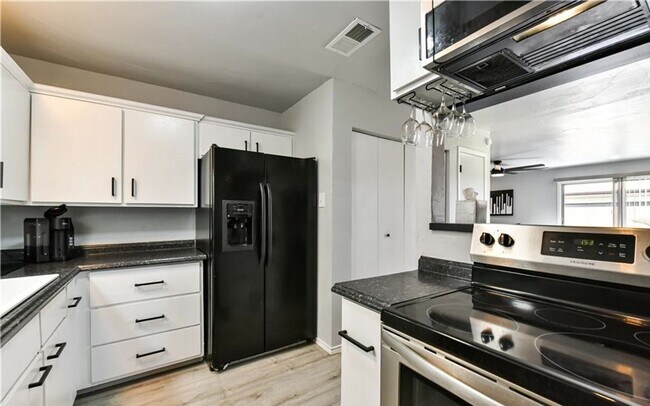 Foto del edificio - Remodeled 3-bedroom house!  Housing accepted!