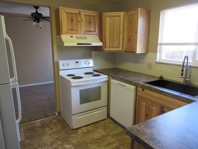 Foto del edificio - 7980 Belford Dr