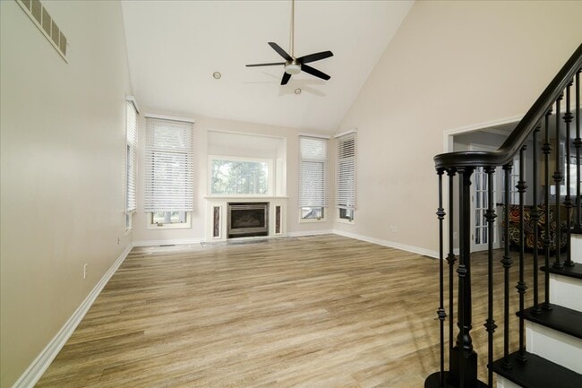 Building Photo - 38291 River Park Dr