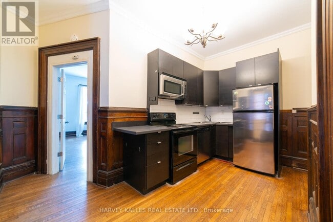 Building Photo - 678 Huron St