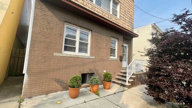 Building Photo - 79 E 23rd St