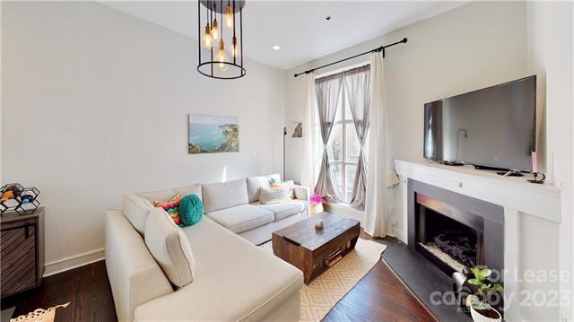 Foto del edificio - 2058 Atherton Heights Ln