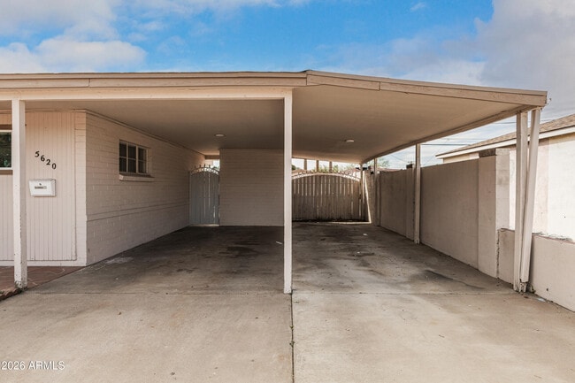 Foto del edificio - 5620 N 19th Ave