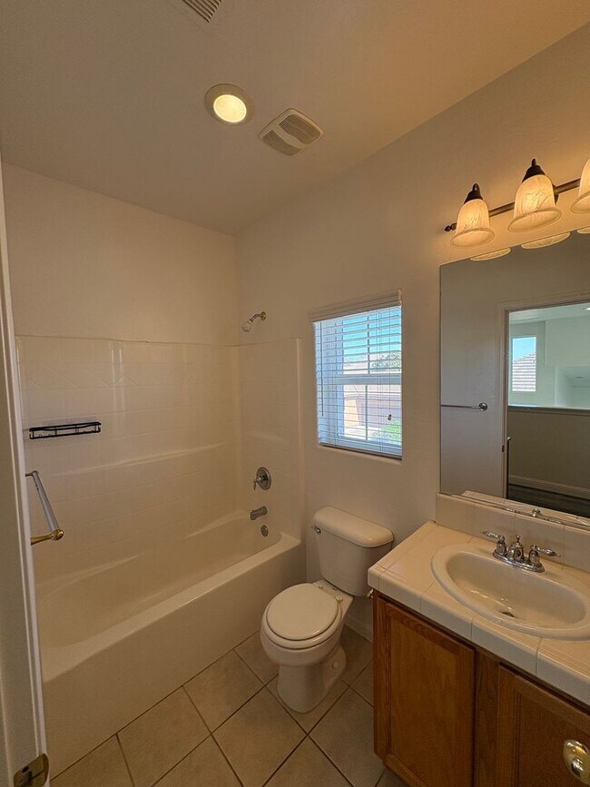 Foto del edificio - Two story home in Gated Community & Near Shopping center Available Now!