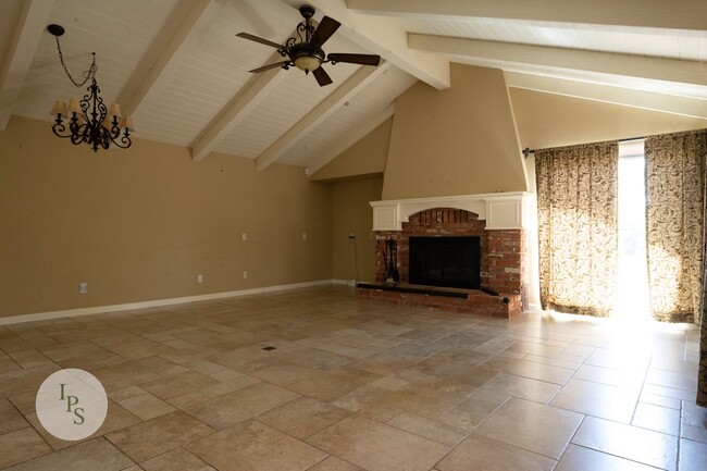 Building Photo - Madera Home, 3BR/3BA, Blt 1983 – Fully Rem...