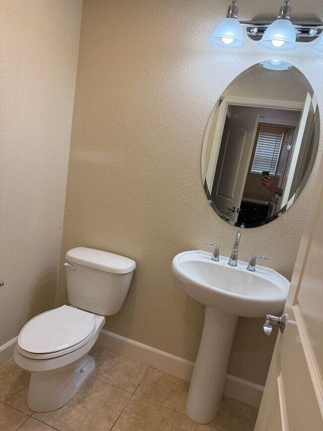 Foto del edificio - SPACIOUS 3 BEDROOM, 3.5 BATHROOM TOWNHOUSE IN AN EXCELLENT LOCATION. GARAGE. LAUNDRY. BALCONY. A ...