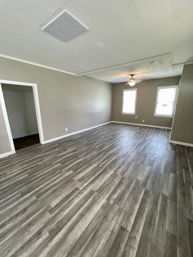 Foto del edificio - Charming 3-Bedroom, 1.5 Bath Home with Bon...