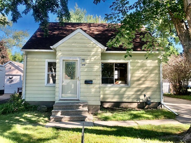 Primary Photo - 1717 1st Ave NE