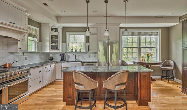 Building Photo - 1800 River Rd