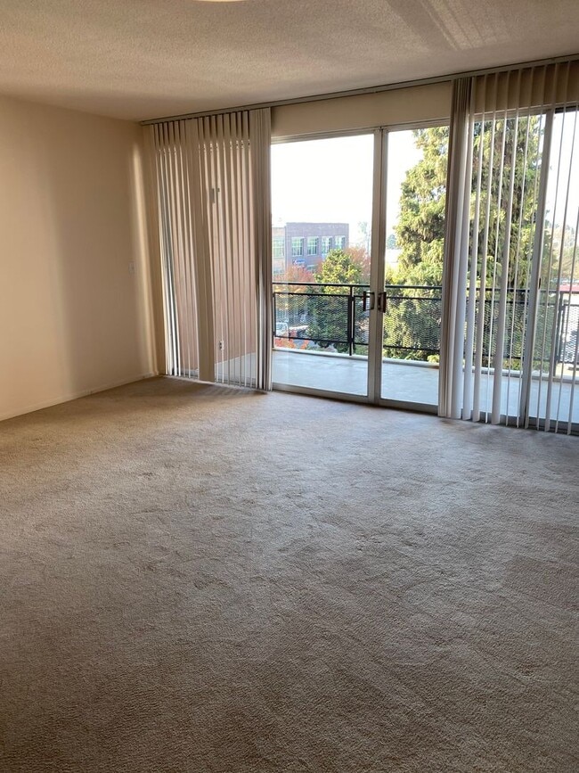 Interior Photo - Hollywood Towne House