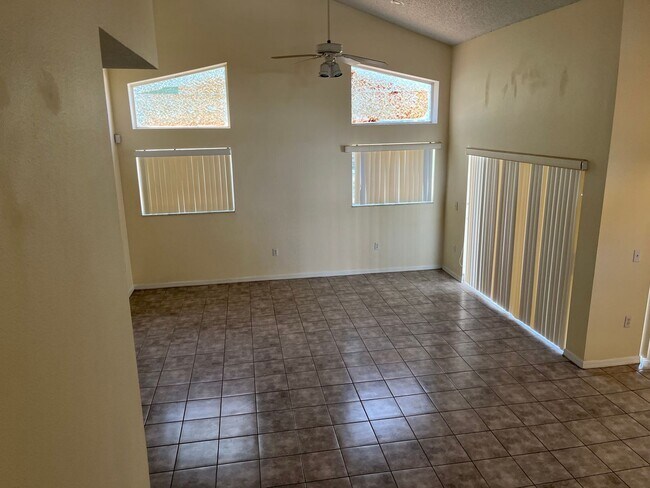 Building Photo - 2 Story Home. 3bed/3bath home/bonus room