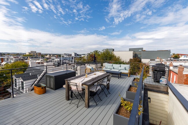 Building Photo - Newer Three Bed-Three Bath Townhouse Condo...
