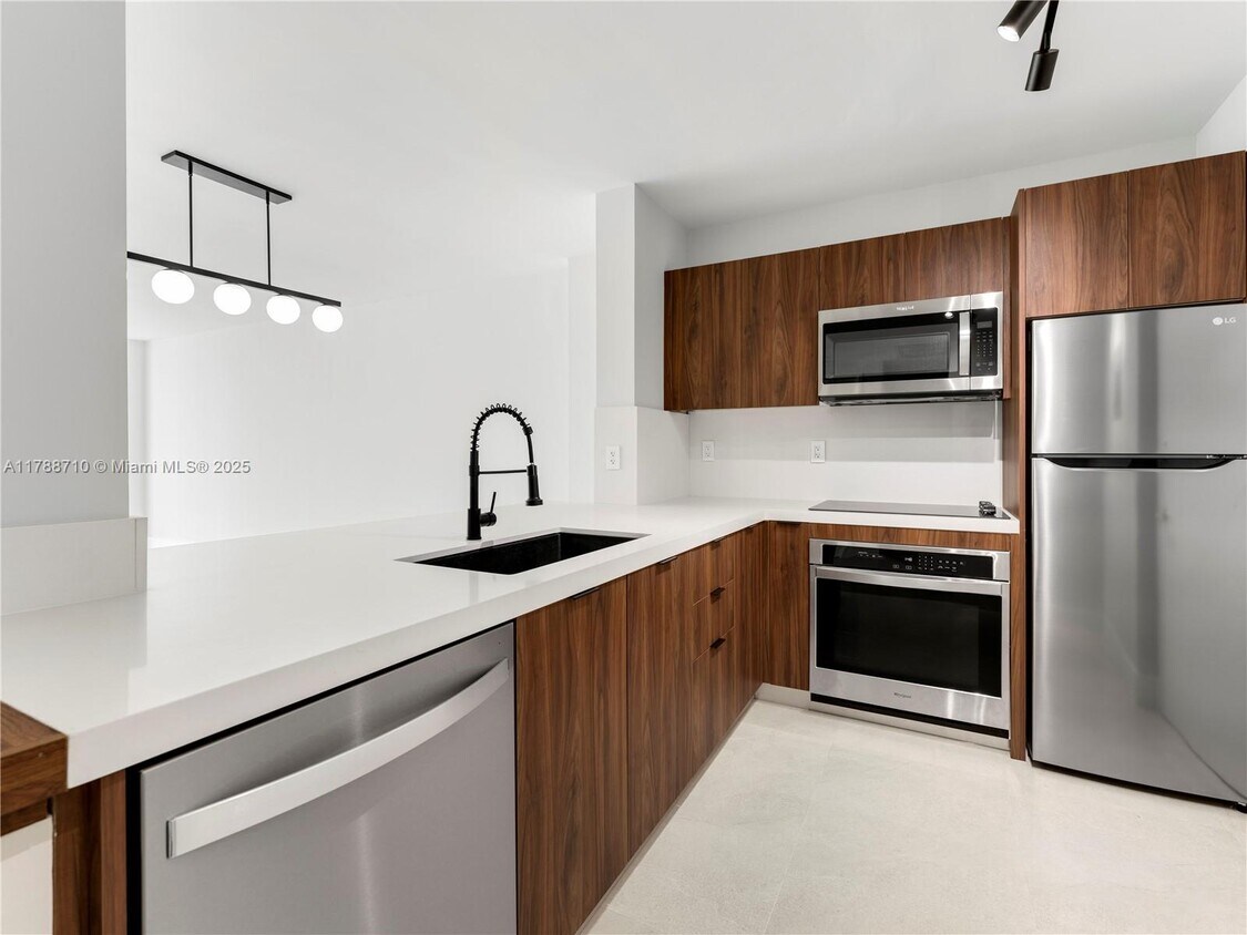Primary Photo - 5601 Collins Ave