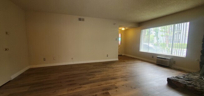 Building Photo - 411 N Chapel Ave