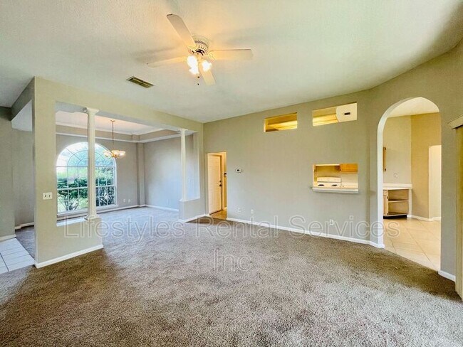 Building Photo - 8943 Country Bend Cir N