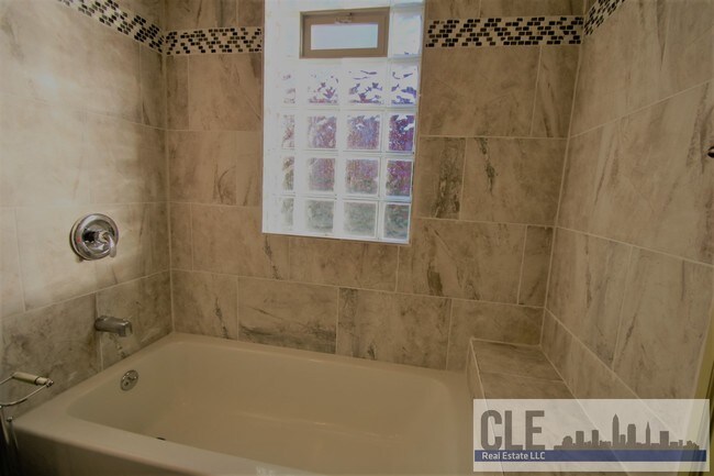 Foto del edificio - 1345 W 65th St