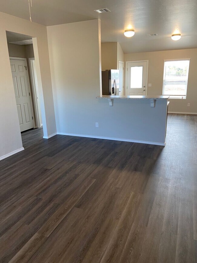 Building Photo - *TWO Months for $99!* Three Bedroom | Two Bathroom Home in Mustang Farms