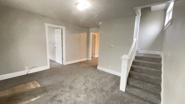Foto del edificio - 5 Bedroom 2 Bathroom Home! Large Front Porch! Nice backyard!