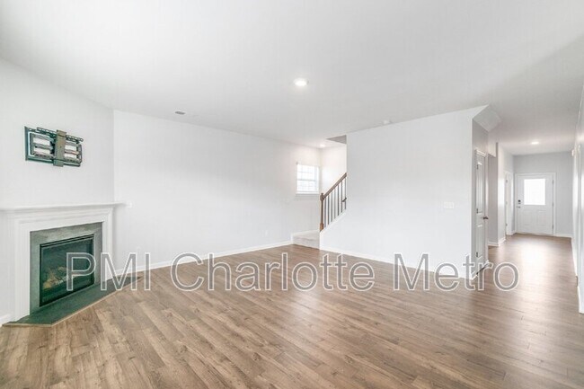 Building Photo - 8019 Rowling Dr