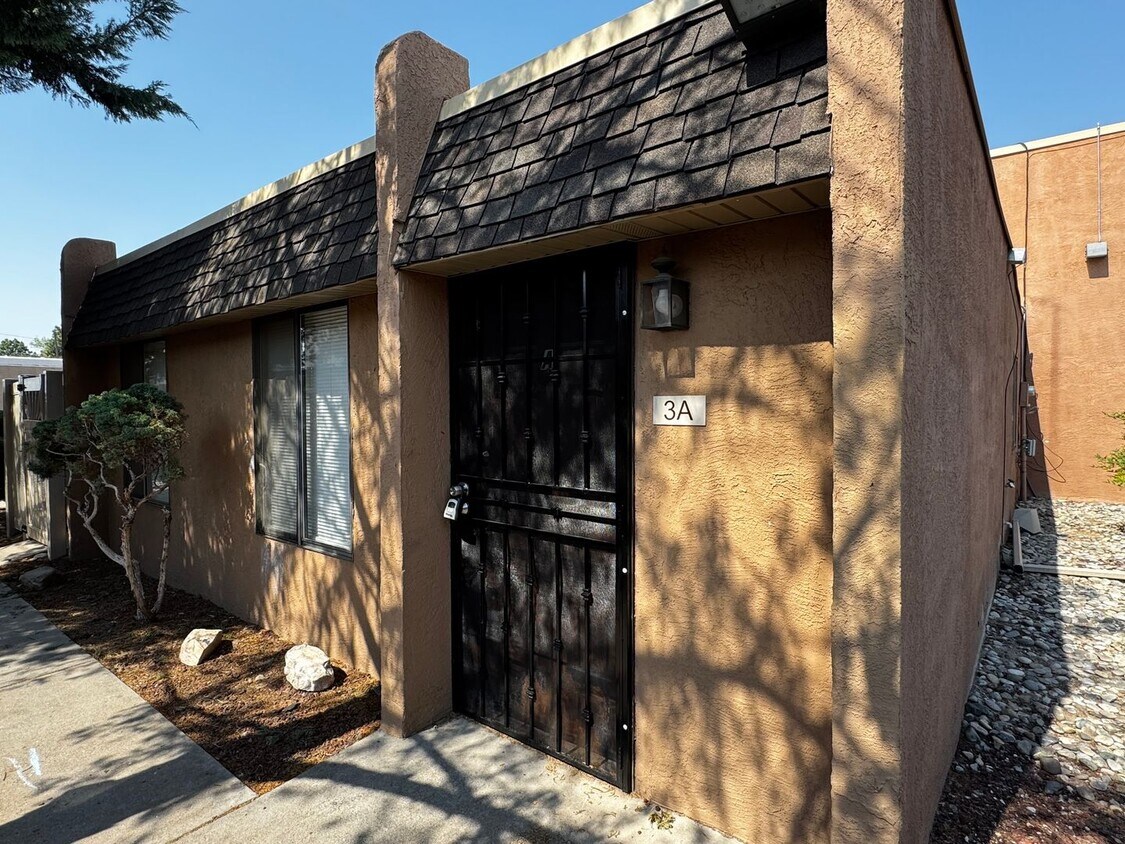 Foto principal - Charming 2 bedroom, 1 bath, 1 car garage u...
