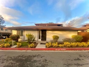 Building Photo - 42834 Vía Navarra