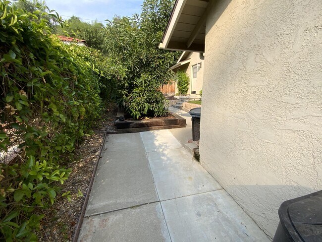 Foto del edificio - 2411 Country Club Dr