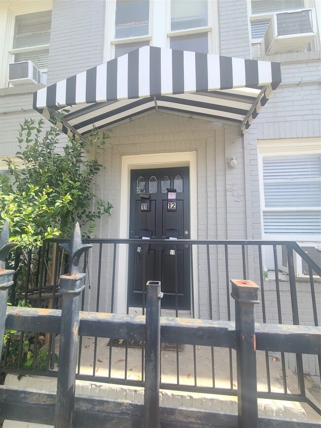 Building Photo - 4414 Woodside St