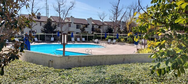 Pool and clubhouse area - 1280 River Vista Row