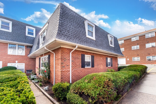 Building Photo - 25 River Rd