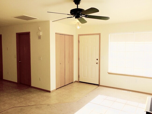 Foto del edificio - 2 Bed 1.5 Bath Home on Corner Lot w/ Garag...