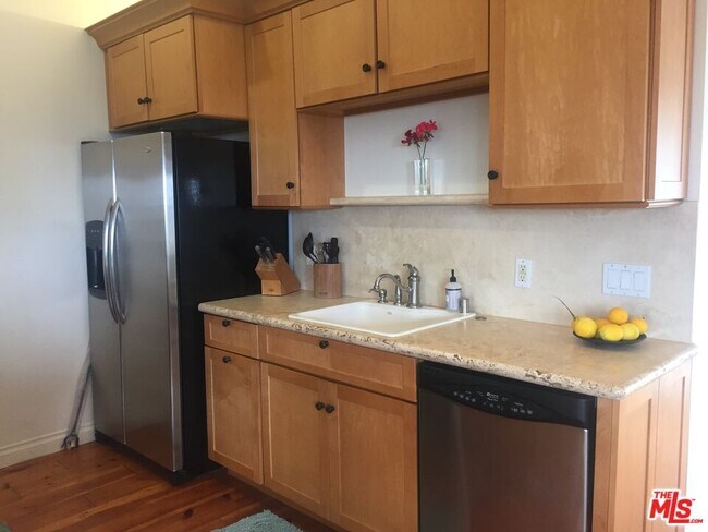 Foto del edificio - 3952 Las Flores Canyon Rd