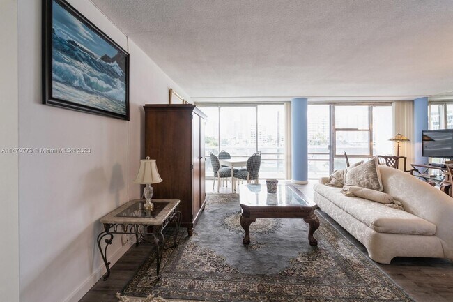 Foto del edificio - 900 Bay Dr
