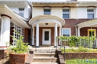 Building Photo - 2302 Maplewood Ave