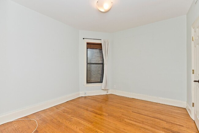Building Photo - 4358 N Kenmore Ave
