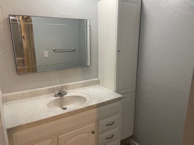 Building Photo - Location, location, location!  876 SF Unit...