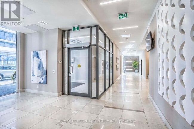 Building Photo - 9618 Yonge St