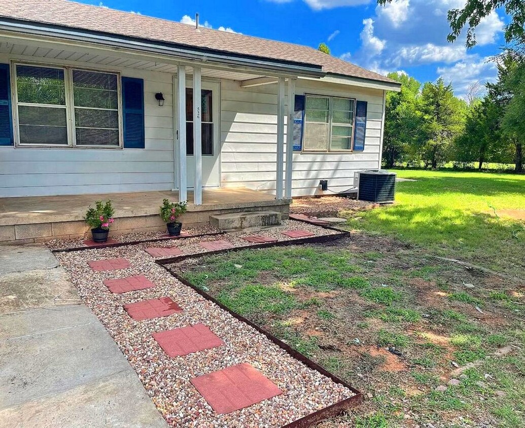 Primary Photo - Adorable Home in Mustang!!