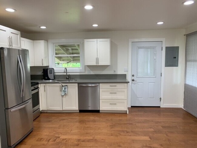 Building Photo - 3 Bedroom 1 Bath Home