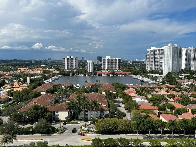 Foto del edificio - 3675 N Country Club Dr