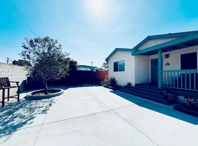 Building Photo - Coastal Luxury Living – Fully Furnished Ho...