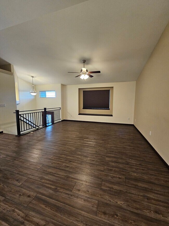 Foto del edificio - 3 BED | 2.5 BATH | SPLIT-FOYER HOME | DOUB...