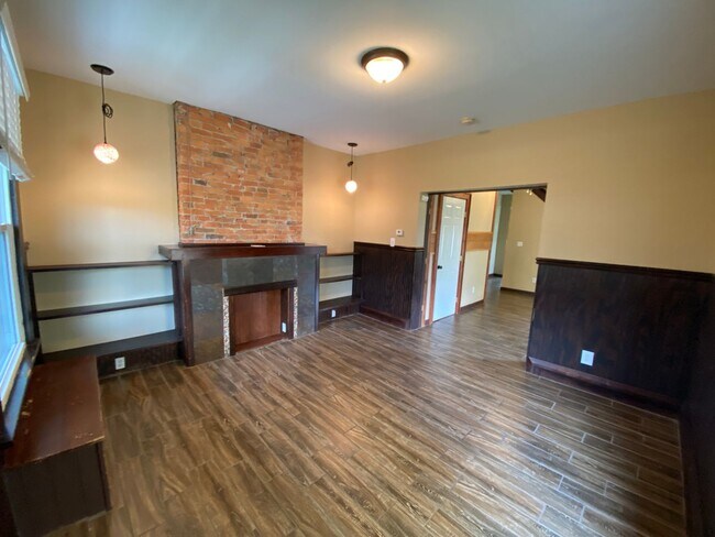 Building Photo - 442 E 16th Ave