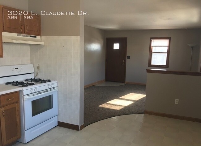 Building Photo - 3020 E Claudette Dr