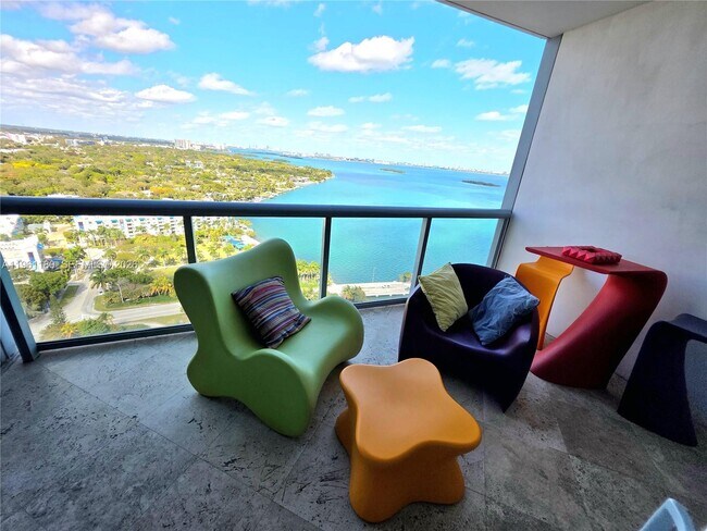 Foto del edificio - 601 NE 36th St